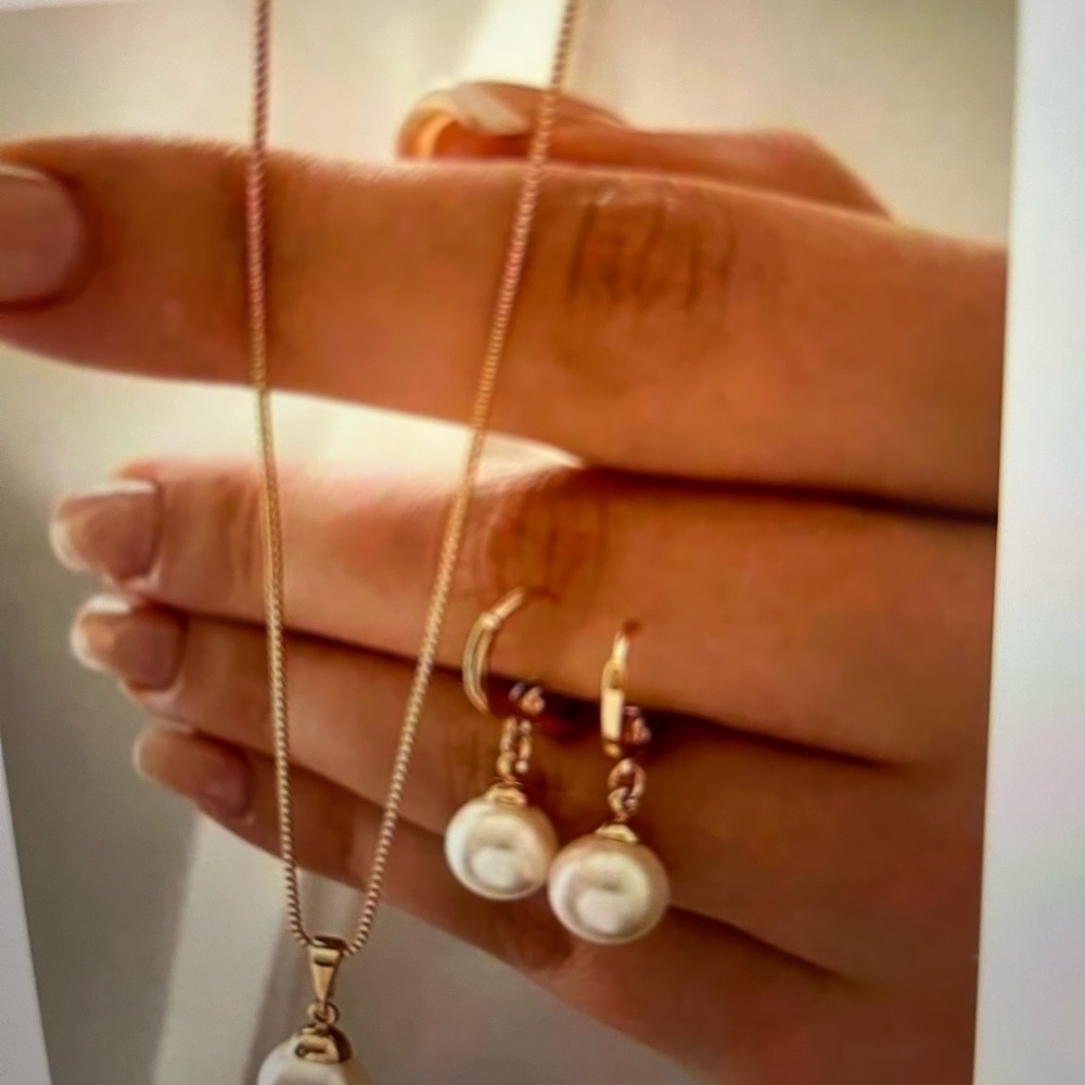 Elegant Gold and white pearl necklace and Earring Set